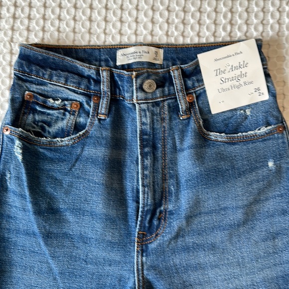 Abercrombie & Fitch Ultra High-Rise Ankle Straight Jean - Picture 3 of 12